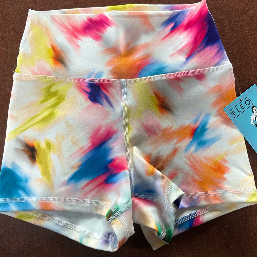FLEO NWT 2” Brush Stroke Shorts